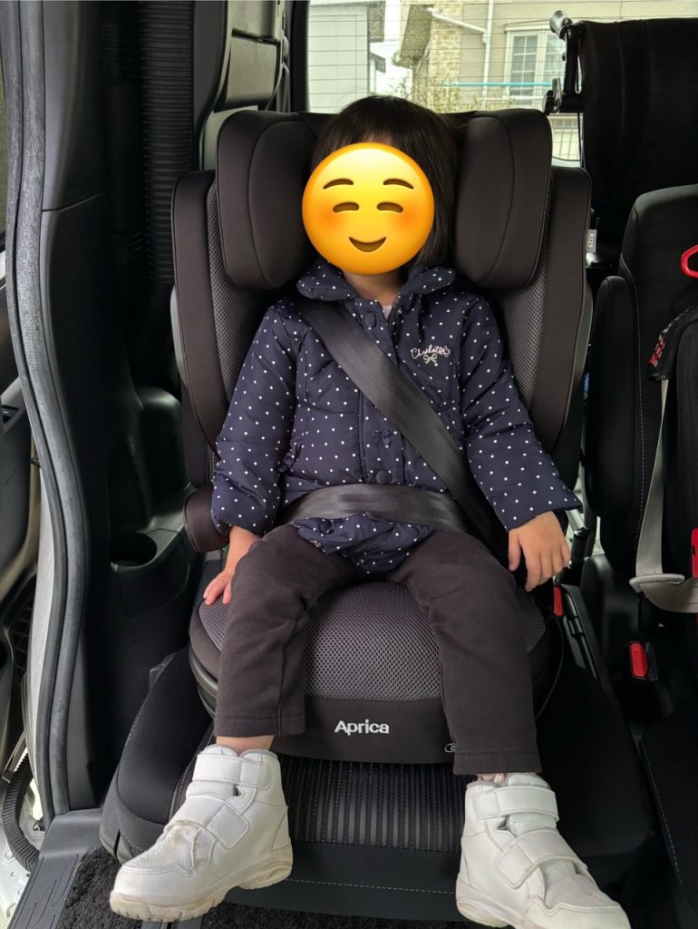 子どもが座った様子(正面全体)