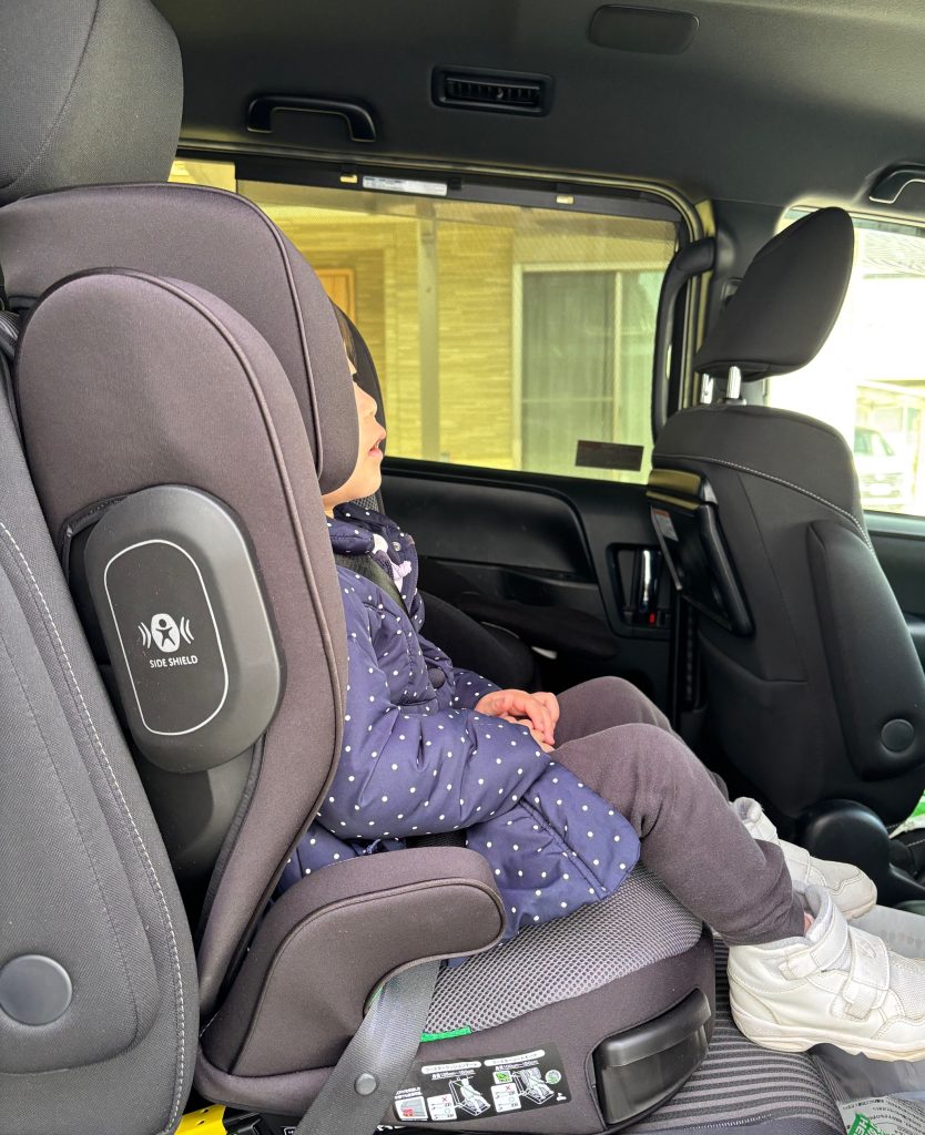 子どもが座った様子(横)