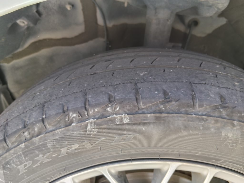 すり減って交換時期がきたタイヤ
